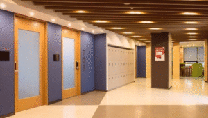 Sảnh của 1 tòa nhà tại Viện Cao học Ngôn ngữ Quốc tế Hàn Quốc