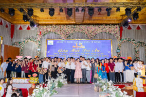 Tặng quà tri ân cho các bạn học sinh 